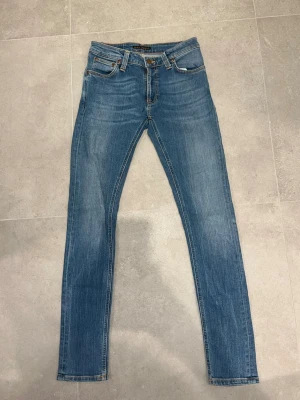 Nudie jeans  - Ett par feta nudie jeans som jag säljer för att de inte längre passar. Men sitter jätte bra. Midjan stämmer ej är större än så skulle säga 30 minst.