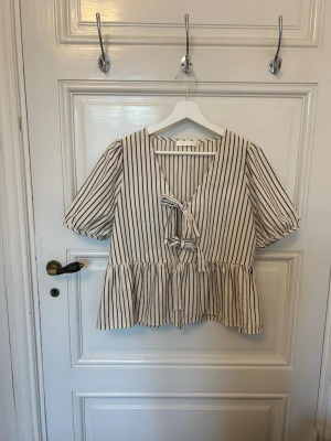 Randig blus - Supersnygg randig blus från Carin Wester. Har en liten defekt men går säkert bort med tvättmedel eller galltvål. Inget jag tycker syns så mycket när man bär den!