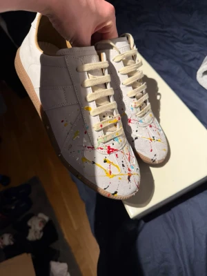 Maison margiela paint splatter gats  - Säljer ett par sjukt feta maison Margiela paint splatter. Dem är i nyskick. Alla tillbehör inklusive dustbags och box medföljer vid köp🤑frågor? Bara att skriva✅allt gott, mvh Noah PS, KÖP INTE MED INSTABOX OM NI VILL FÅ VARAN SKICKAD SNABBT‼️