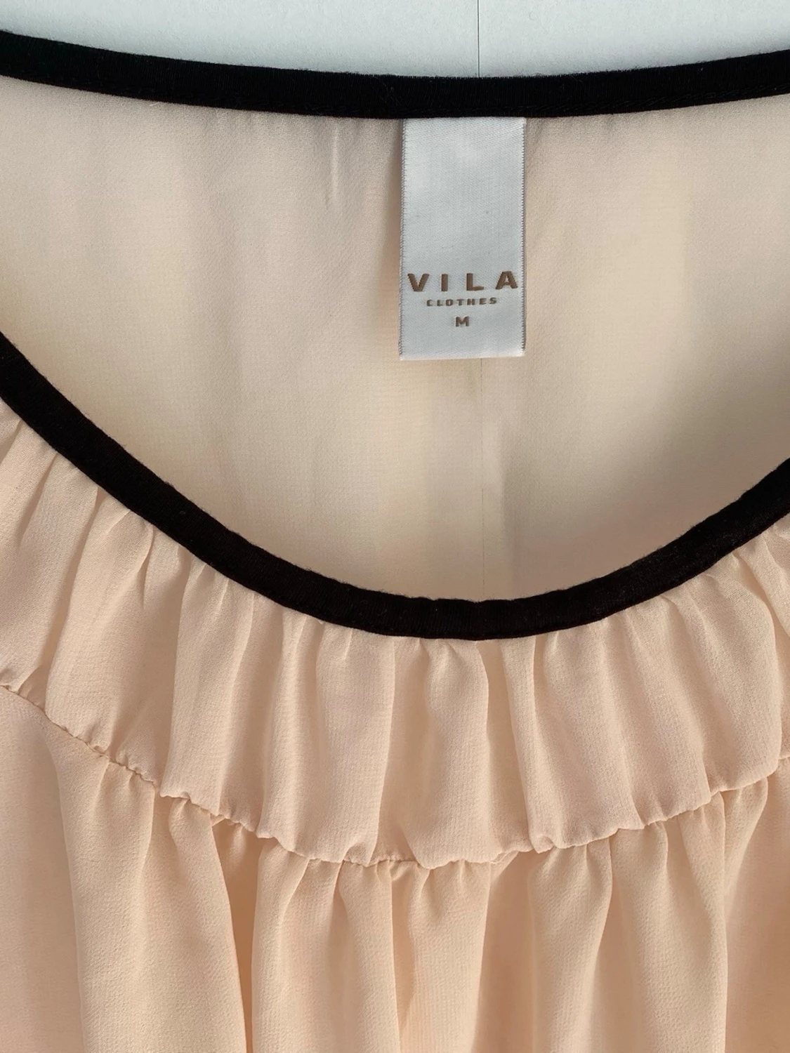 Ljusrosa blus med volangkant från VILA - 2