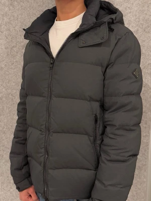 J.lindeberg Dunjacka Barry 67 Rhino Grey  - Säljer denna jättefina och limited J.lindeberg jackan som inte säljs längre, vart slutsålt på CareOfCarl sedan länge. Utmärkt skick knappt använd. Jackan är i storlek L men passar M också p.g.a en ganska smalare passform. Så en väldigt fin passform har den. Skriv gärna vid intresse!