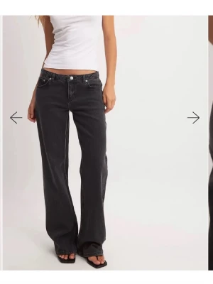 Svarta bagy jeans med låg midja!! - Säljer dessa jättefina oandvända svarta Lågmidjade jeansen i 36❣️kommer ifrån na - kd🥰🥰