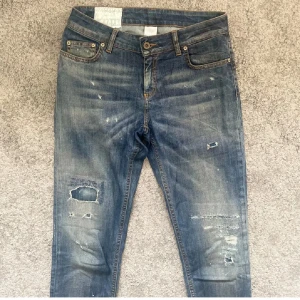 Slitna dondup jeans. - Tja! Säljer just nu dessa feta dondup jeans. Storlek w28. Ny pris 3000kr, mitt pris 500kr🤩 Hör gärna av er vid funderingar😃