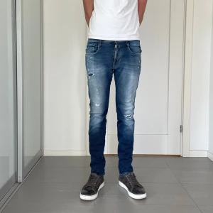 Replay  - Säljer nu dessa Replay Anbass Hyperflex jeans med snygga slitningar och tvätt i populär design, W31 o L32, skriv för fler bilder/frågor🙌🏼
