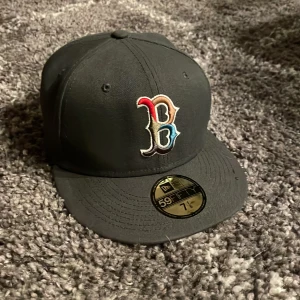 Äkta new era boston red socks keps - Säljer nu min red sox keps till vintern. Perfekt för en stilren och fräsch look. Knappt sliten och säljs till bra pris! Storlek: 7 1/8” (56.8cm)