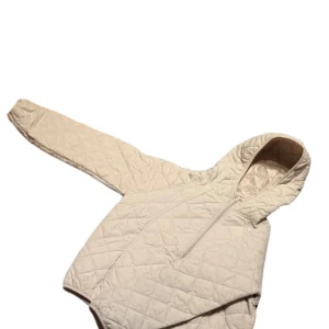 Beige quiltad pufferjacka -  beige pufferjacka med quiltat mönster och huva.    Perfekt för kyliga dagar när du vill hålla stilen.      Passar S/XS 