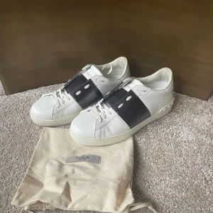 Valentino Garavani vita - Säljer dessa riktigt snygga Valentino skorna i storlek 41(passar större). Skicket är 9/10 och dem har den snygga cw grön och svart. Vid köp nedkommer en dustbag. Vid frågor eller funderingar är det bara att höra av sig. Mvh Regal