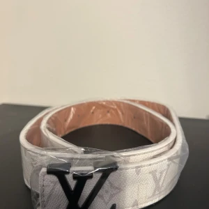 Bälte  - Snyggt svart och vit bälte.                     Bara att höra av sig vid funderingar 