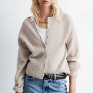 Beige kofta från & Other Stories - Stickad beige kofta från & Other Stories. Väldigt bra kvalité de och skick, inga tecken på användning. Nypris 990kr!