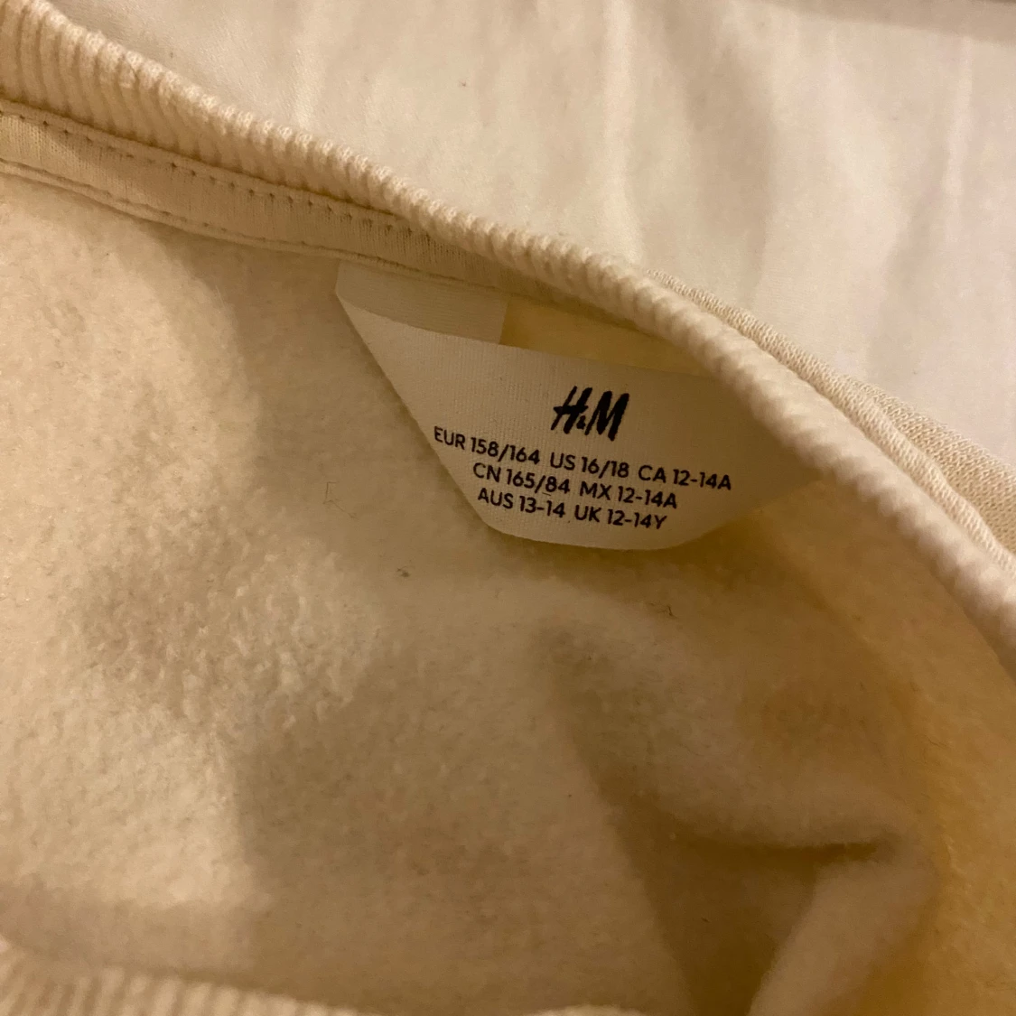 Vit sweatshirt med pärlor från H&M - 1