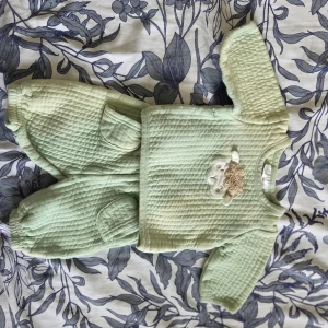 Barnkläder – set i fint skick! - Säljer tre gulliga set med långärmad tröja och byxor:  1. Grått TikTok-set – mjuk bomull, tryck på tröja och byxa.   2. Mintgrönt set med fårmotiv – skön, quiltad struktur, perfekt för kyligare dagar.   3. Julset med tomte och ren (”Ho Ho Ho!”) – gulligt till julbilder eller julfirande.