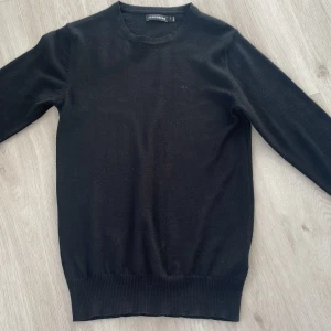 Svart stickad tröja från J.Lindeberg - En klassisk svart stickad tröja från J.Lindeberg i storlek XS. Den är i fint skick. Säljs för den är alldeles för liten för mig. 