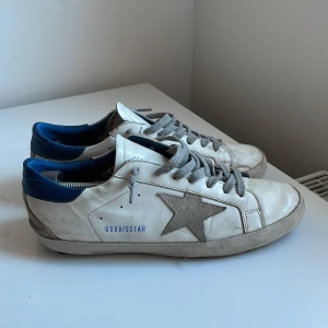 Golden Goose  - Sulorna är slitna och därav så billiga! Kom gärna med prisförslag!