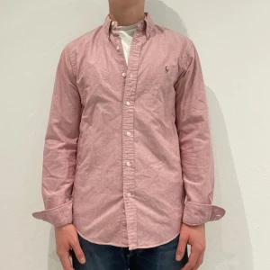 Rosa Ralph Lauren skjorta  - Rosa Ralph lauren skjorta || Storlek S (Slim fit) || Skjortan är i bra skick || modellen på bilden är 170cm och väger 62kg || Tveka inte på att höra av dig vid frågor eller funderingar 