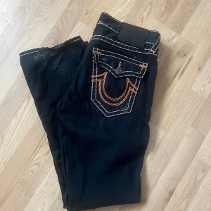 True religion jeans  - Ett par snygga trueys som ej kommer till användning längre och har endast gjort ett fåtal gånger. Dom är i bra skicka skriv om ni har frågor eller vill har fler bilder 