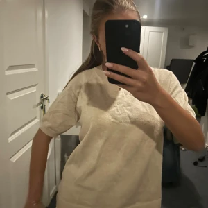 Stickad t shirt - Stickad beige t shirt i storlek L men skulle säga är mycket mindre! Är 161 cm som referens☺️