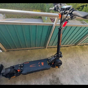 Kukirin G2 Master 2000w dual motor  - 🛵 KuKirin G2 Master – elskoter som ny! Säljer en nästan ny KuKirin G2 Master, endast 10 dagar gammal och körd ca 200 km. Allt fungerar perfekt, inga skador. Levereras med original laddare, verktyg och förpackning.  ⚙️ Specifikationer: • 2x1000W motorer Dual(2000W totalt) • 52V 20,8Ah batteri – upp till 70 km räckvidd • Toppfart upp till 80 km/h • Hydraulisk fjädring & skivbromsar • 10” terrängdäck, LED-lampor, blinkers, LCD-display  ✅ Fördelar: stark, snabb, pålitlig – redo att köras direkt! 