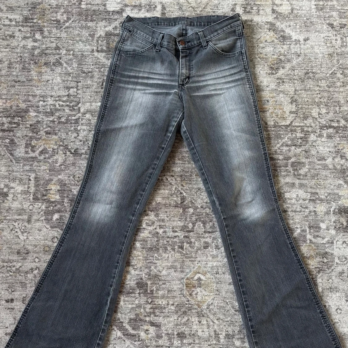 Grå bootcut jeans från Wrangler