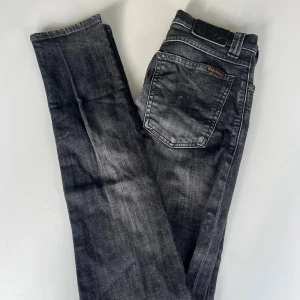 NUDIE JEANS | STRL 27/32 | NYSKICK - Storlek 27/32 , sitter som 28/32,  Skickas inom 1 dag ( Skick 9/10 )