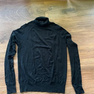 Polotröja  - Svart polotröja från Lindex i storlek M. Tröjan har lång ärm och klassisk polokrage, perfekt för lager-på-lager. Mjuk och tunn i materialet, passar till både jeans och kjol. Enkel och stilren design som funkar året runt.