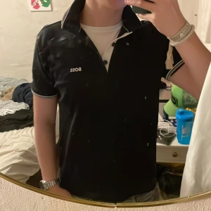 Svartvit piké från boss - Jag säljer denna sjukt sjukt snygga pikén från boss till ett dunder pris. Nypris 1199. Den sitter perfekt på dig i längden 175-182 skulle jag säga och den sitter tajt och bra i armarna. Det är storleken s/m. Hör av et vid intresse. Priset kan diskuteras!