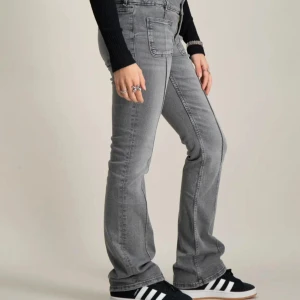 Grå bootcut jeans med låg midja - säljer dessa skit snygga gråa byxor från Gina!! Nästan aldrig använt jeansen💘