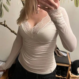 Vit intimissimi spetsblus - Sparsamt använd, bara haft på mig den några få gånger hemma 😊 Den ända defekten är att jag klippt den inträna lappen (för man såg den igenom tröja innan, vilket var lite små fult), men qr koden är fortfarande kvar så den går att scanna 🥰