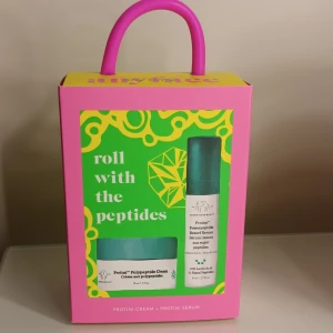 Drunk Elephant kit - Kit med Drunk Elephant Protini Polypeptide Cream (15 ml) och Protini Powerpeptide Resurf Serum (8 ml). Båda i vita och turkosa förpackningar. På sista bilden ser man hur mycket som är kvar av krämen det är typ halva kvar men det syns inte så bra och serumet vet jag inte riktigt då man inte kan se men jag gissar att det är lite mer än halva kvar. Kittet är köpt för 400 kr. Vet inte om detta säljs längre tror inte det.