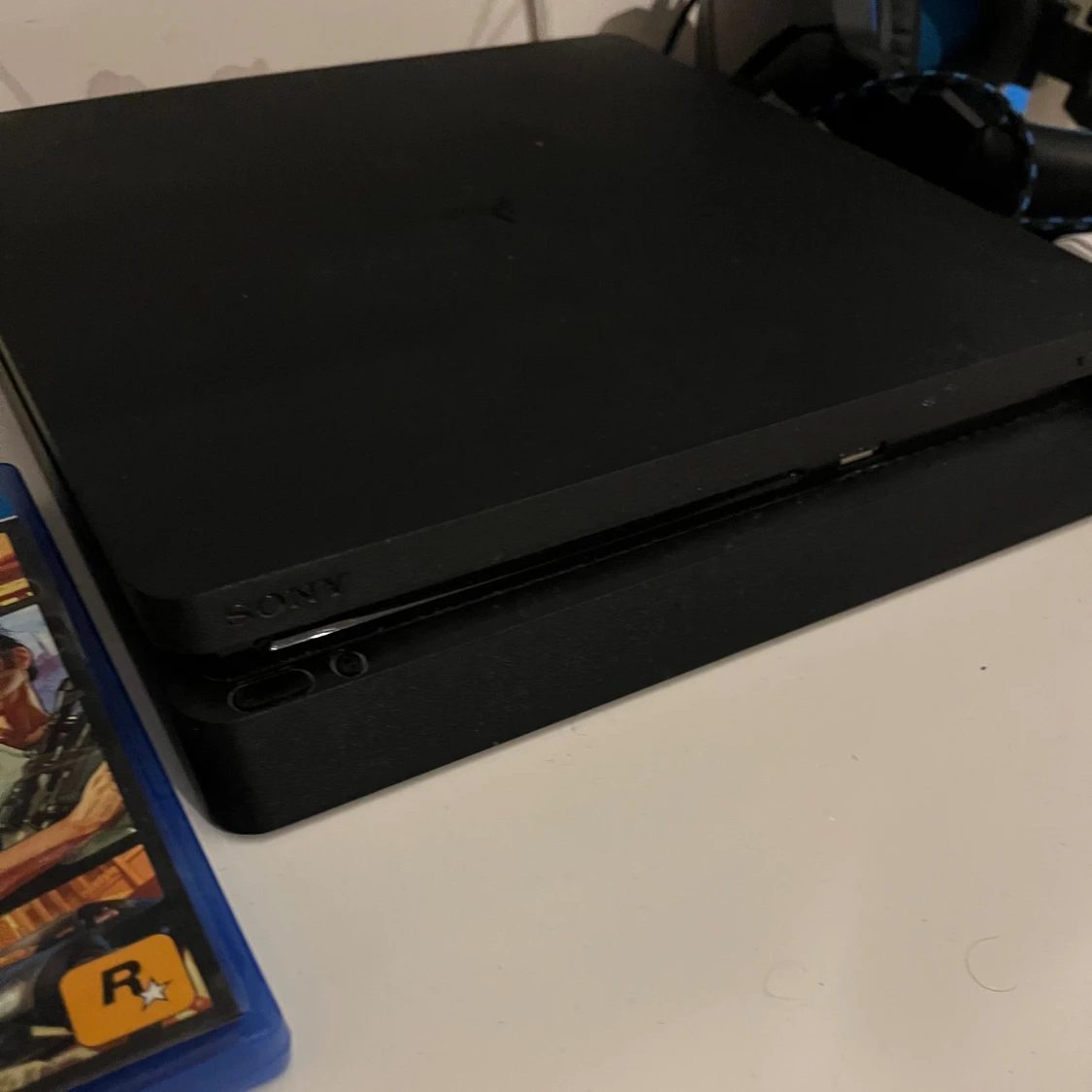 PlayStation 4 Slim - 1