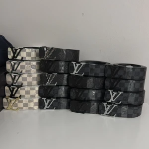 Louis Vuitton rutiga bälten - 1=329kr 2=519krSnygga bälten från Louis Vuitton med klassiskt rutigt mönster. Finns i både ljusbeige och mörkgrå färg, med LV-spänne i silver eller guld. Perfekt accessoar för att lyfta din outfit med exklusiv känsla och ikonisk design.