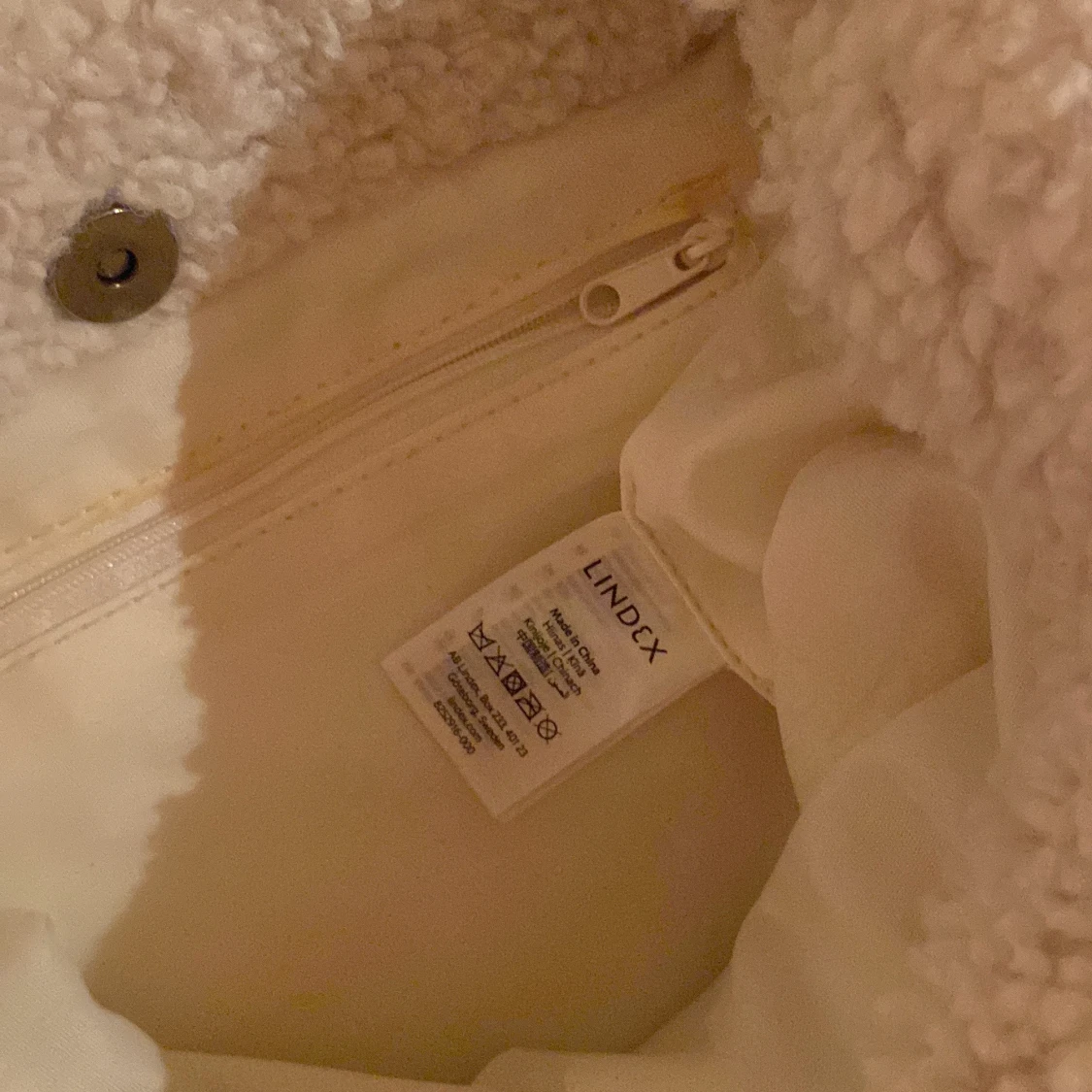 Vit fluffig axelväska i teddy - 4