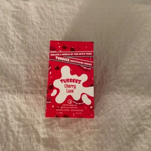 Tubbees Cherry Luxe parfym - Tubbees parfym med lekfull design inspirerad av cherryluxe. Volym: 50ml. Perfekt för dig som gillar gourmand parfymer! 