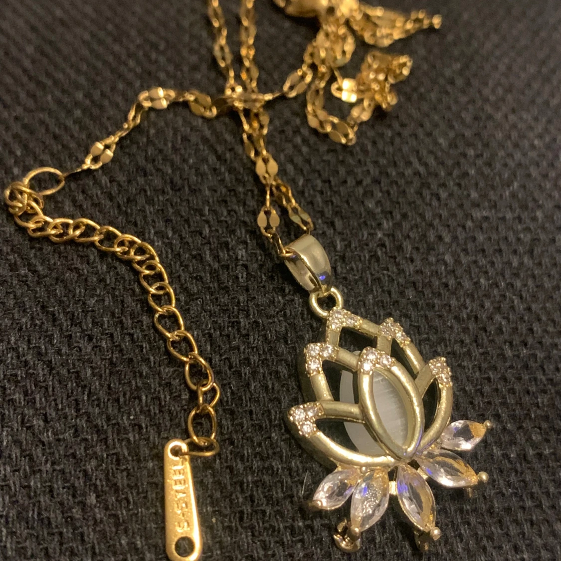 Guldigt halsband med lotusberlock - 2