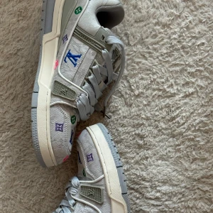 Louis Viutton Skor - Hej Säljer nu mina Louis vuitton skor som är använda fåtal gånger jätte fint skick kvitto finns ej jätte sköna skor med stil och en rik känsla tveka ej och höra av er för dessa 