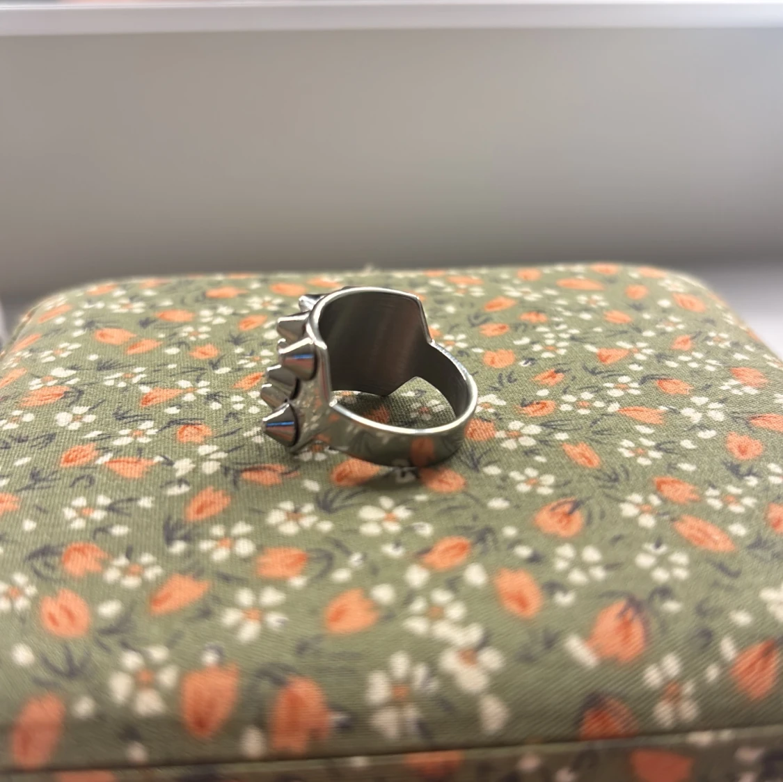 Silvrig ring med nitar - 1