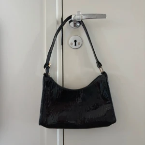 Väska - Axelväska, lite skrapmärken-se bild