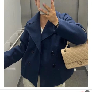 Mörkblå kappa - Säljer min designbysi kappa då den inte kommer till användning längre. Köpt för 700+