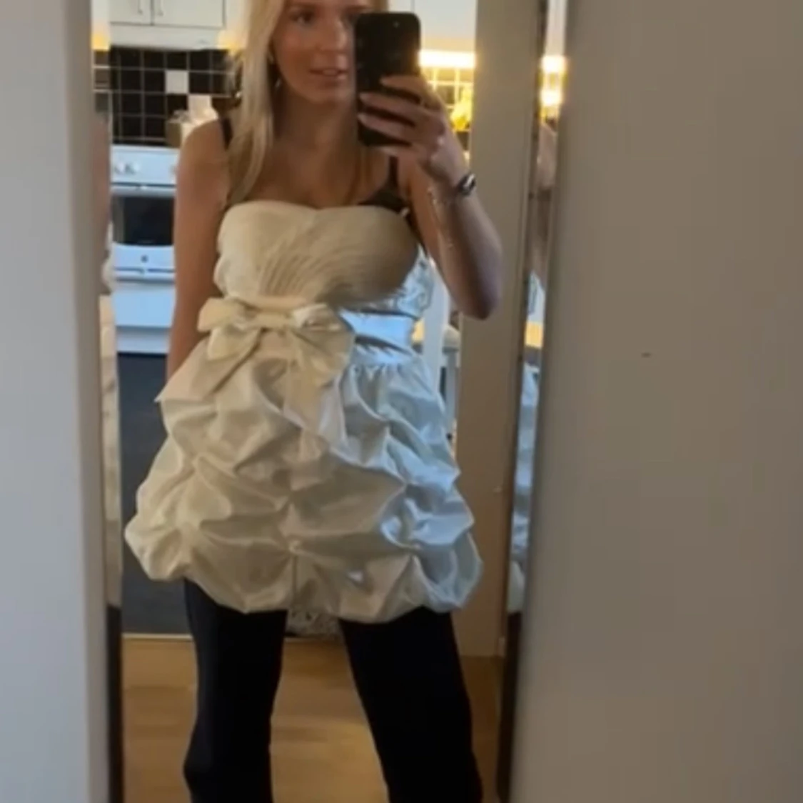 Vit kort klänning med rosett