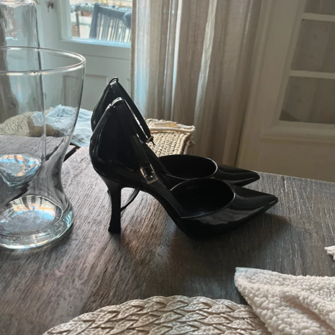 Svarta pumps med spetsig tå