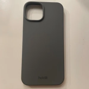 Holdit mobilskal, oanvänt🤎 - för iPhone 13, helt oanvänd då jag köpte fel. sååå söt inför hösten med en grå färgad stil 🥹🧡