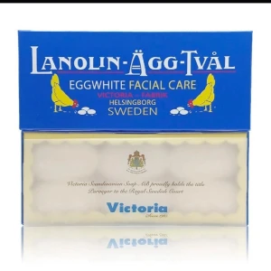5 paket Lanolin Äggtvål ansiktstvål Victoria - Klassisk ansiktstvål från Victoria, tillverkad i Helsingborg. Tvålen är ljusgul, rektangulär med rundade hörn och innehåller lanolin och äggvita. Kommer i en blå kartong med sex tvålar, perfekt för rengöring av ansiktet.5x6 tvålar