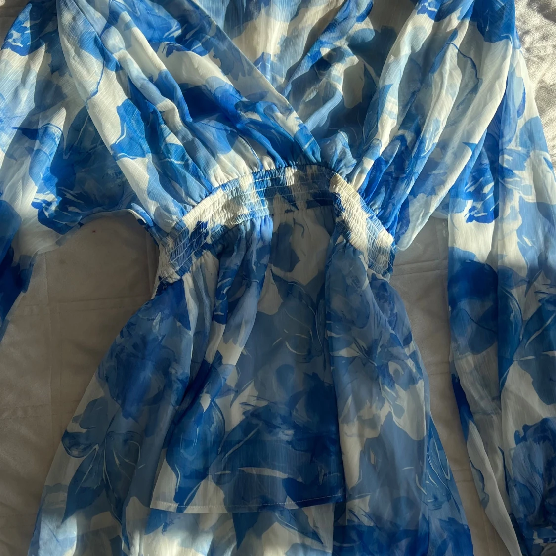 Blommig blå omlottklänning från Amisu