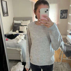 Ljusgrå stickad tröja Gina Tricot - Mysig ljusgrå stickad tröja från Gina Tricot 💕