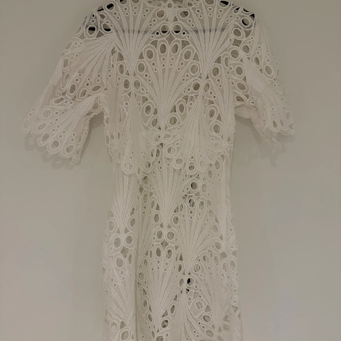 Vit spetsklänning med broderade detaljer