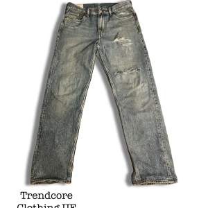 Ljusblå Jeans med slitningar  - Stilrena jeans från H&M med slitningar| Storlek W31 L32| Regular fit | Perfekta jeans till vardagsaktiviteter|Byxorna är uppklippta så man kan dra över dem över skorna (ser ut som ett par bootcut)| priset är inte hugget i sten| Mvh Trendcore clothing UF