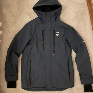 Mörkblå skidjacka från Montec - Mörkblå skidjacka från montec. Storlek M  Använd fåtal 2-4gånger och är i nyskick.  Det finns en likadan annons ute med samma vara och pris, det är min pojkvän som också har lagt ut.  Inga defekter. Nypris 2599kr. 