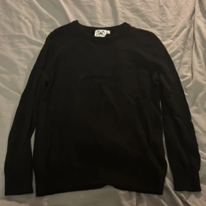 Svart tröja  - Svart stickad tröja, storlek S mycket bra skick, 199kr!