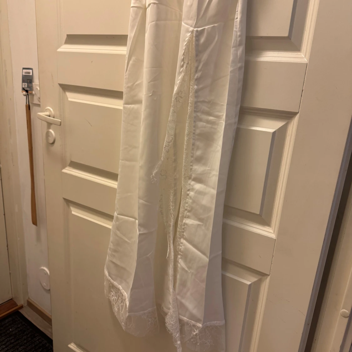 Vit långklänning med spets och slits S-M - 3