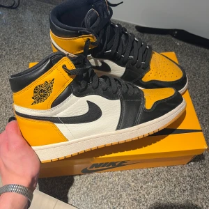 Nike Air Jordan 1 High gul/svart - Nike Air Jordan 1 High top sneaker i storlek 44. I mycket fint skick 