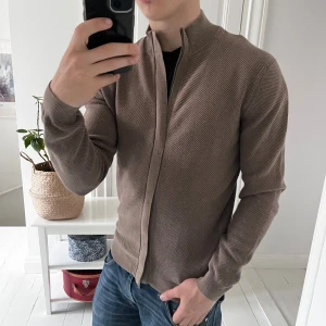 Massimo Dutti full zip - Massimo Dutti full zip i storlek M. sitter fint på modellen som är 180,75 kg. Väldigt najs! ✌️